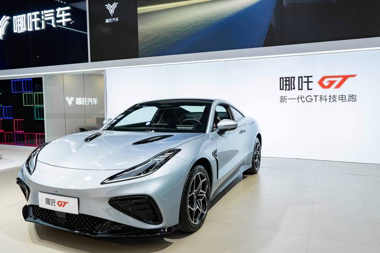 深圳257哪吒汽车在智能汽车领域的表现，领途汽车在新能源汽车市场中的影响力